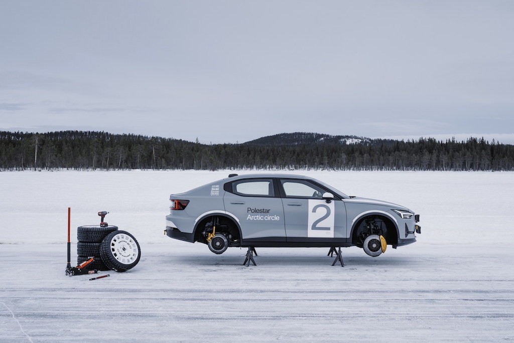 Không cần “độ đẽo” nhiều, sedan lai SUV nhà Volvo vẫn “nghịch tuyết dễ như bỡn tại Bắc Cực như thế nào? ảnh 7