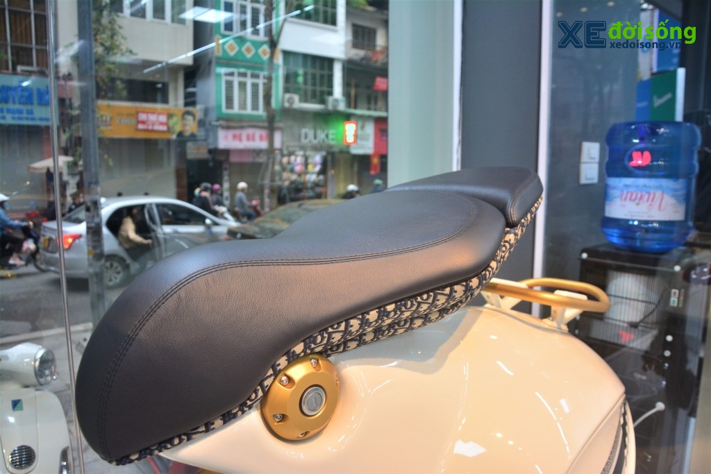 Cận cảnh Vespa 946 Christian Dior - mẫu xe tay ga đắt nhất Việt Nam có giá gần 700 triệu ảnh 3