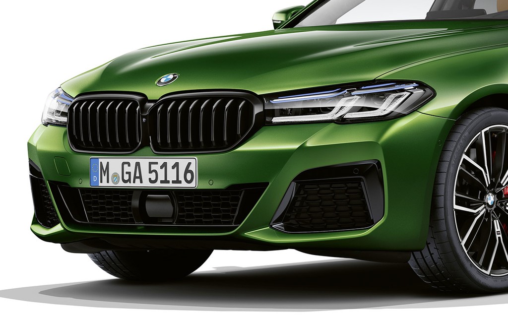 Tân binh BMW M550i xDrive 2021 với màu Verde Ermes ngây ngất, hiệu năng tiệm cận siêu sedan ảnh 3
