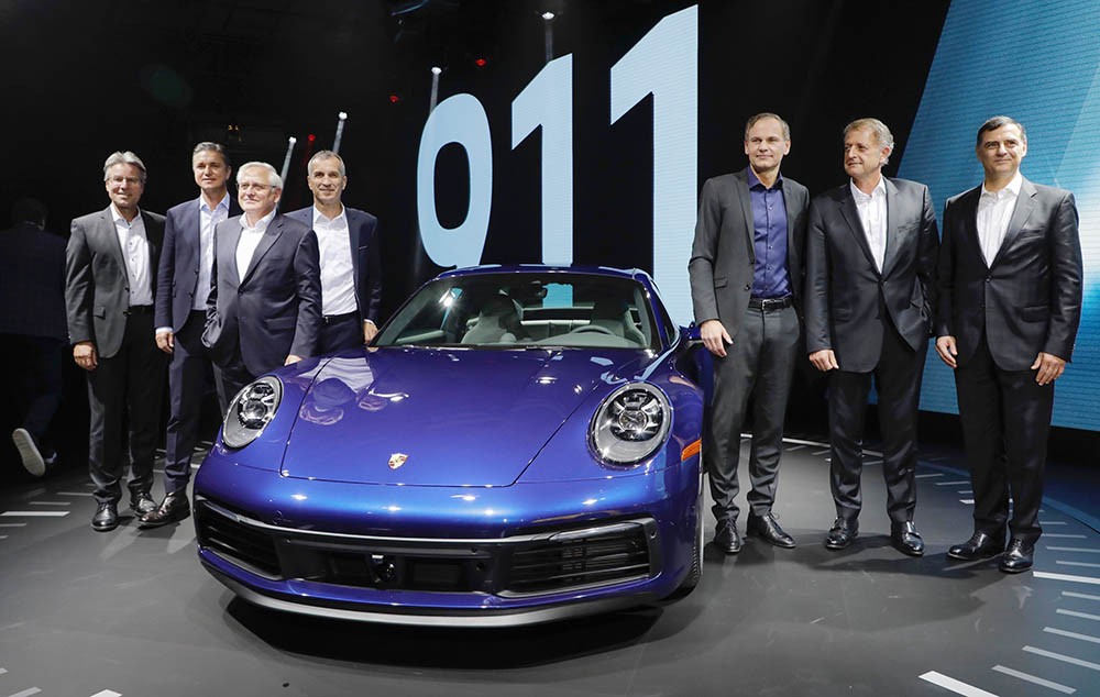 Vẻ đẹp thực tế Porsche 911 992 thế hệ mới vừa ra mắt toàn cầu ảnh 3