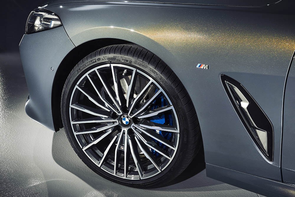 Vẻ đẹp BMW 8 Series Convertible 2019 mới qua ánh đèn studio ảnh 14