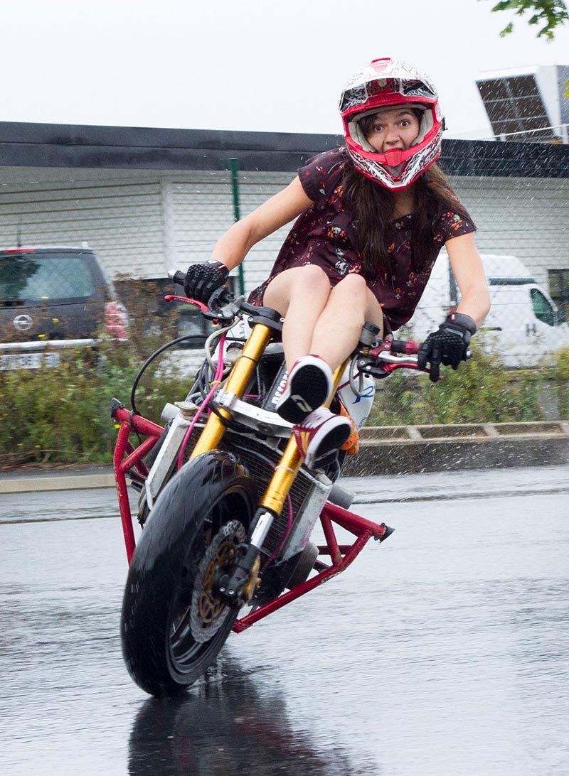 Mừng Quốc tế Phụ nữ, nữ biker Pháp Sarah Lezito xuất chiêu ở Sài Gòn ảnh 13