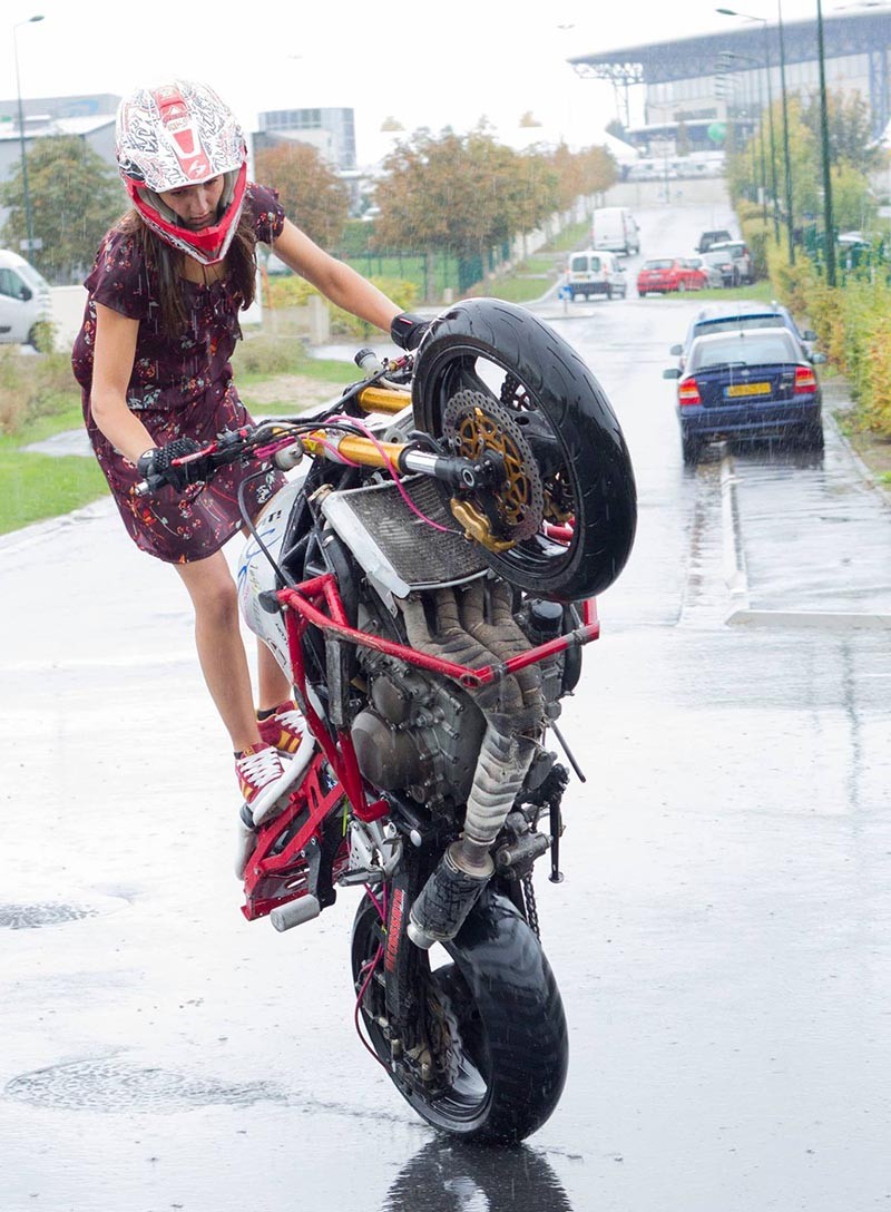 Mừng Quốc tế Phụ nữ, nữ biker Pháp Sarah Lezito xuất chiêu ở Sài Gòn ảnh 9