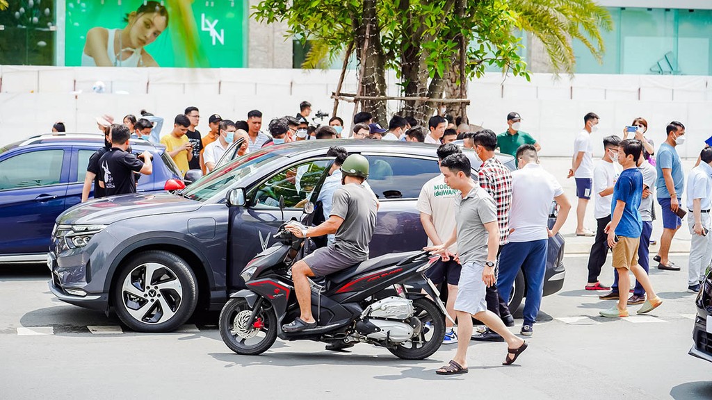 Màn “chốt đơn” thành công bậc nhất thị trường ô tô Việt: gần 1.000 xe VF 8 được đặt cọc trong 2 ngày ảnh 8