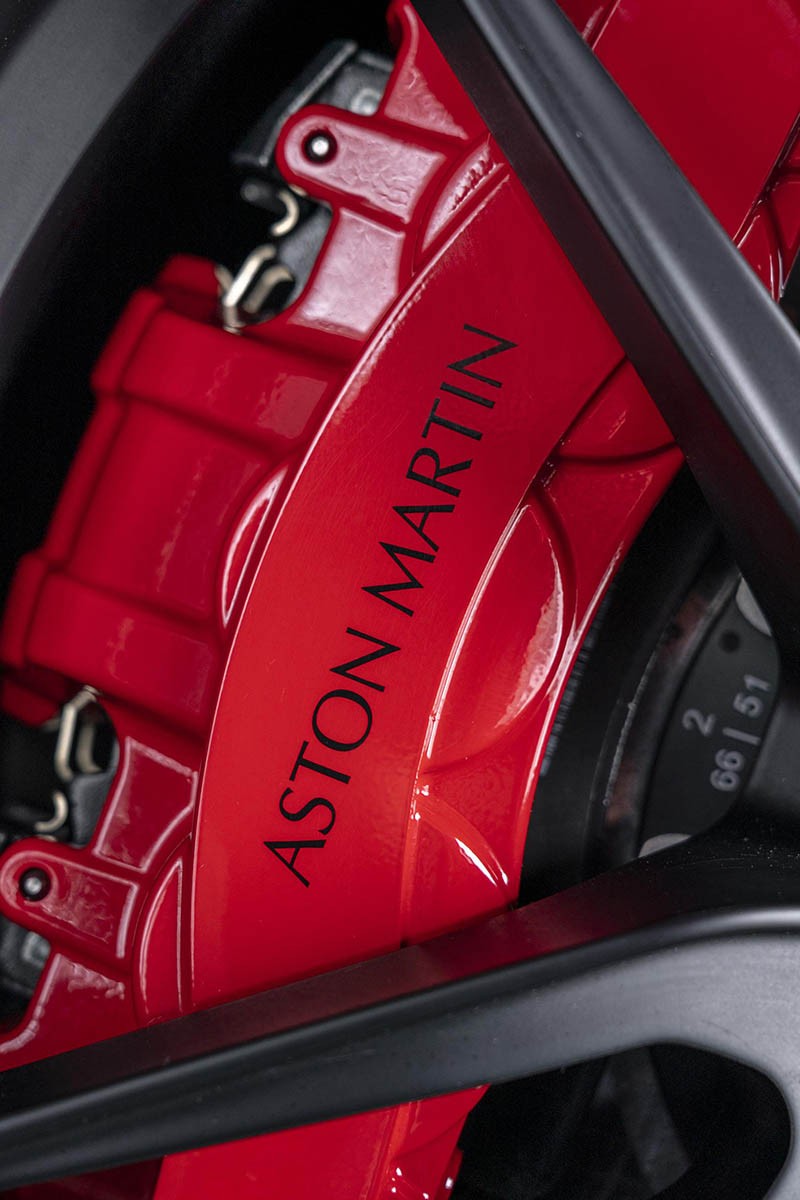 Siêu phẩm Aston Martin DBS Superleggera TAG Heuer chốt giá 295.000 bảng Anh ảnh 11