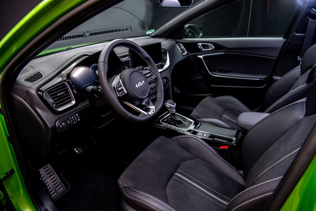 Thêm bản mild-hybrid và loạt nâng cấp hấp dẫn, Kia XCeed 2022 liệu có thể “hút” bớt khách từ Toyota Corolla Cross? ảnh 4
