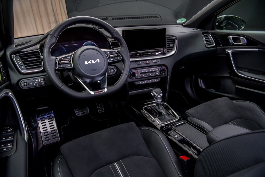 Thêm bản mild-hybrid và loạt nâng cấp hấp dẫn, Kia XCeed 2022 liệu có thể “hút” bớt khách từ Toyota Corolla Cross? ảnh 5