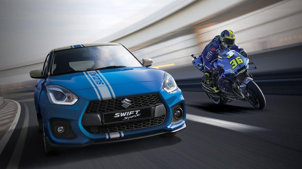 Mùa giải MotoGP 2021 sắp khai mạc, Suzuki vẫn ăn mừng chức vô địch 2020 bằng xe hạng B Swift bản đặc biệt ảnh 1