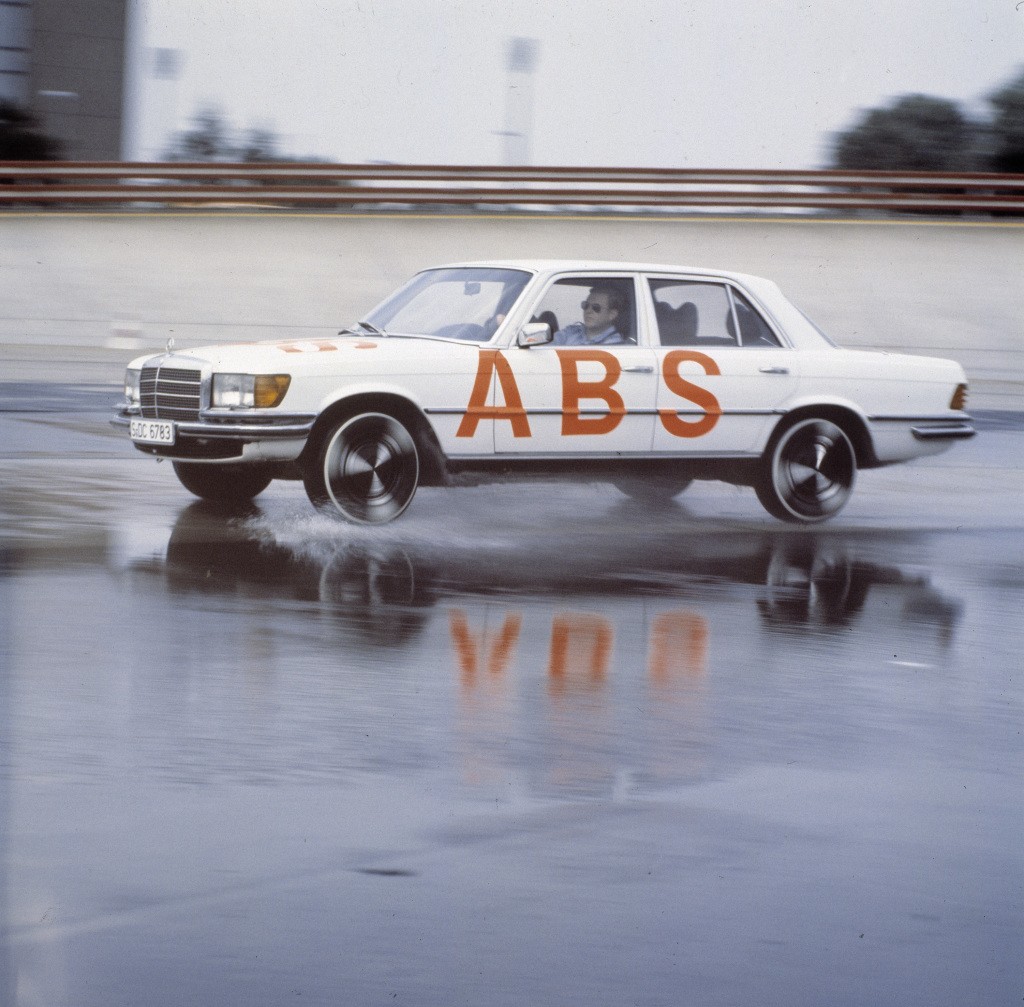 Mercedes-Benz đã ứng dụng hệ thống ABS từ 40 năm trước ảnh 1