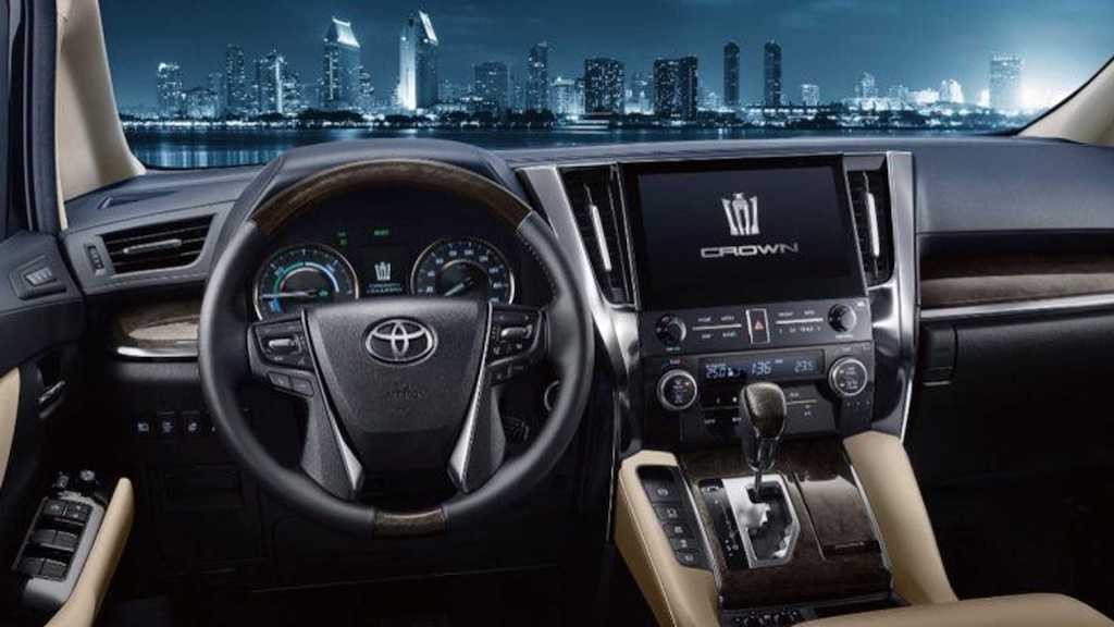 Sau SUV, Toyota còn gắn mác “xe bộ trưởng” Crown lên minivan hạng sang đã bán tại Việt Nam ảnh 3