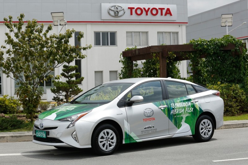 Toyota trình làng xe Hybrid FFV chạy xăng và ethanol đầu tiên Thế giới  ảnh 2