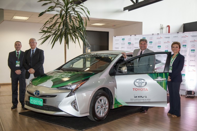 Toyota trình làng xe Hybrid FFV chạy xăng và ethanol đầu tiên Thế giới  ảnh 1