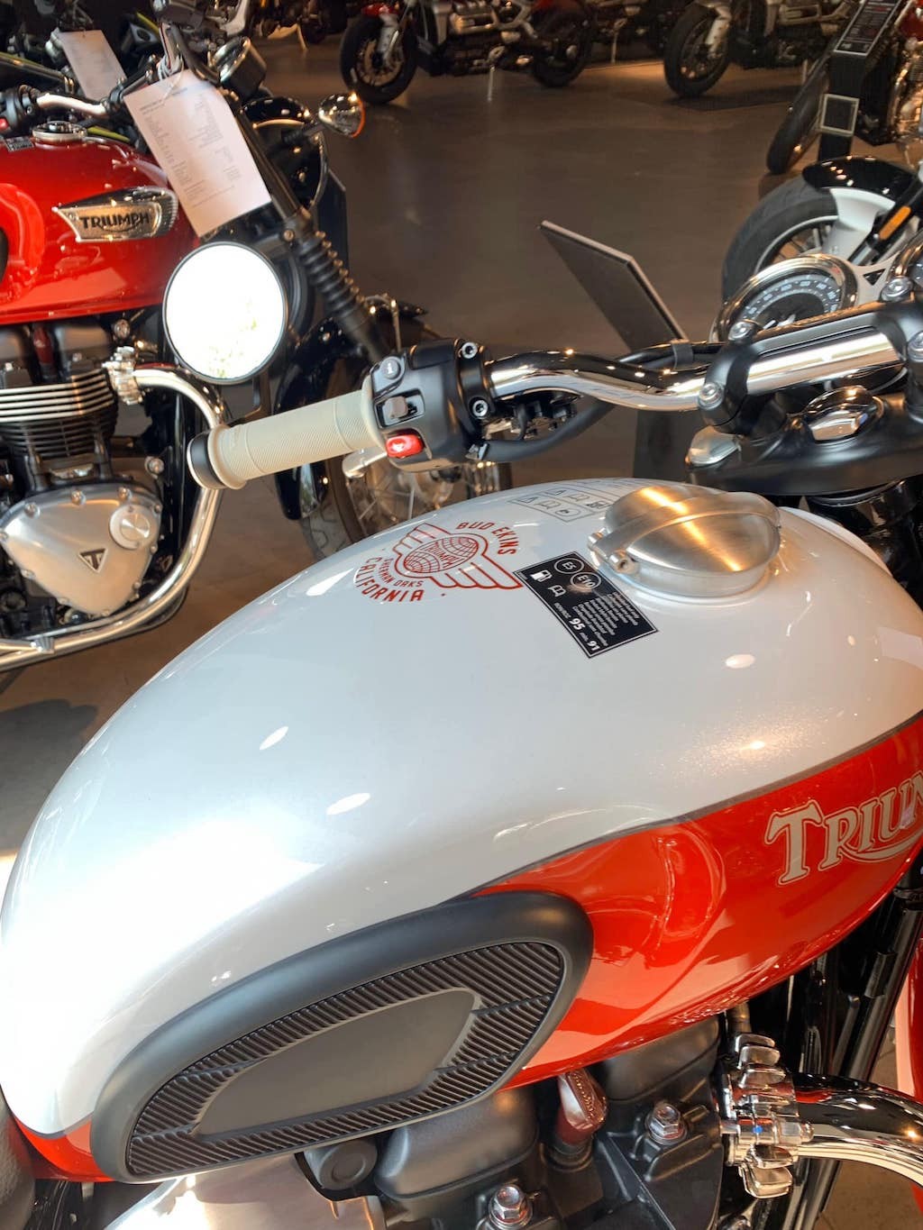 Cặp đôi mô tô đặc biệt Triumph Bonneville Bud Ekins về Việt Nam, đắt hơn bản thường vài chục triệu đồng ảnh 5