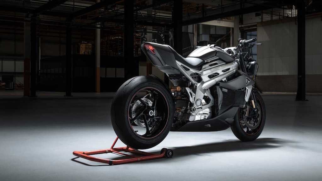 Vượt tiến độ, Triumph đã bắt đầu thử nghiệm siêu naked bike điện TE-1 ảnh 2
