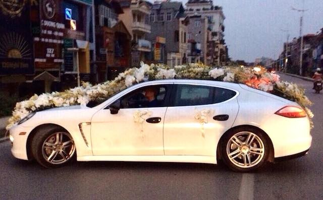Cầu kỳ như xe Porsche Panamera phủ dày hoa cưới tại Hà Nội ảnh 2