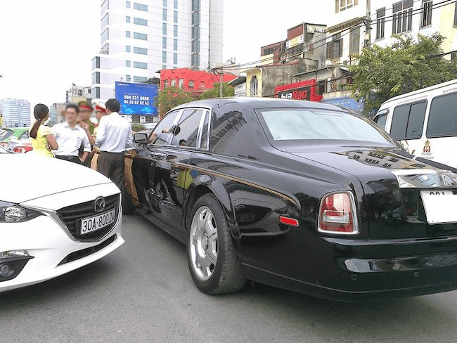 Mazda 3 đâm xước hông Rolls-Royce Phantom “rồng” trên phố Hà Nội ảnh 1