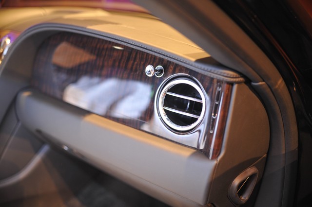 Bentley Flying Spur V8 chính hãng đầu tiên bán 'chạy thuế'  ảnh 4