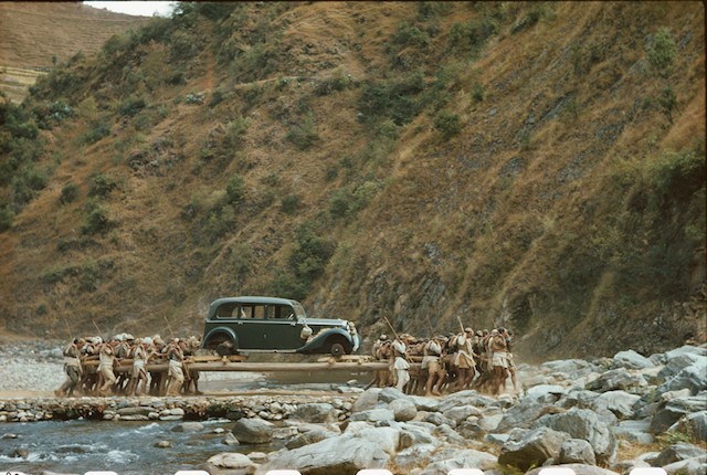 Gặp phu khuân vác ôtô cuối cùng ở Nepal ảnh 1