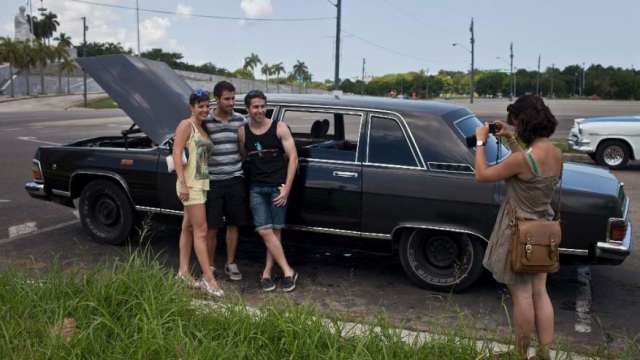 Đến Cuba, trải nghiệm xe Limo của chủ tịch Fidel Castro ảnh 1