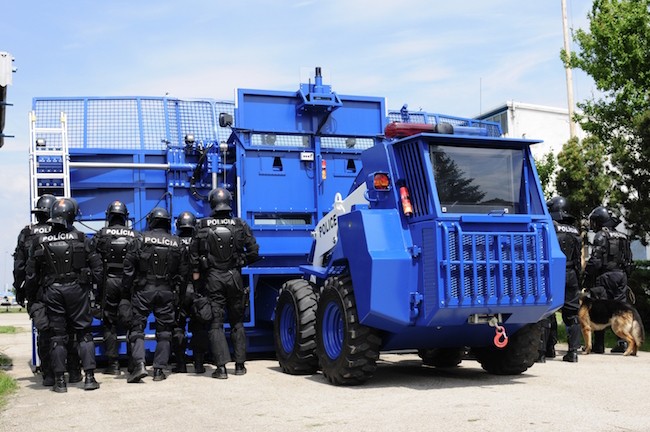 Bozena Riot - siêu xe chống bạo động đáng sợ của cảnh sát Slovakia ảnh 2