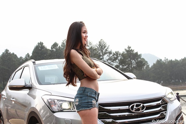 Hot girl 9x đẹp dịu dàng bên Hyundai SantaFe 2015 ảnh 9