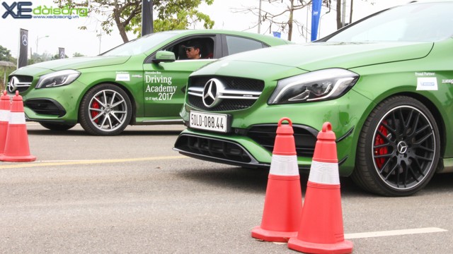 Bài thử 'khét lẹt' với lốp Michelin tại học viện lái xe Mercedes-Benz ảnh 1