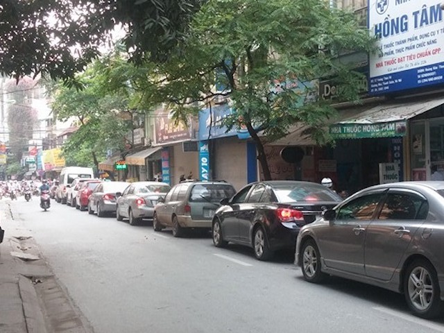 Ôtô xếp hàng nối đuôi nhau trên đường ở Hà Nội trở thành sự việc lạ lùng ảnh 1