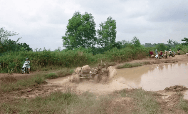 Thán phục tài lái xe “dưới nước” của tay chơi Jeep Sài Gòn ảnh 1