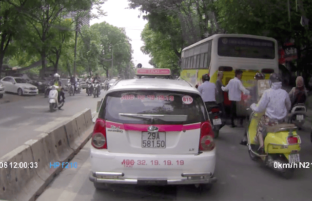 [Clip] Tài xế Taxi dừng xe, đưa người già qua đường ở Hà Nội ảnh 1