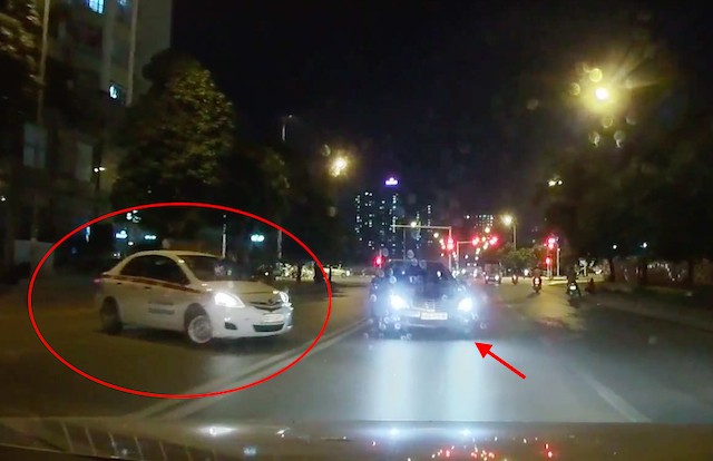 Taxi sang đường ẩu khiến hai ôtô suýt đấu đầu ở Hà Nội ảnh 1