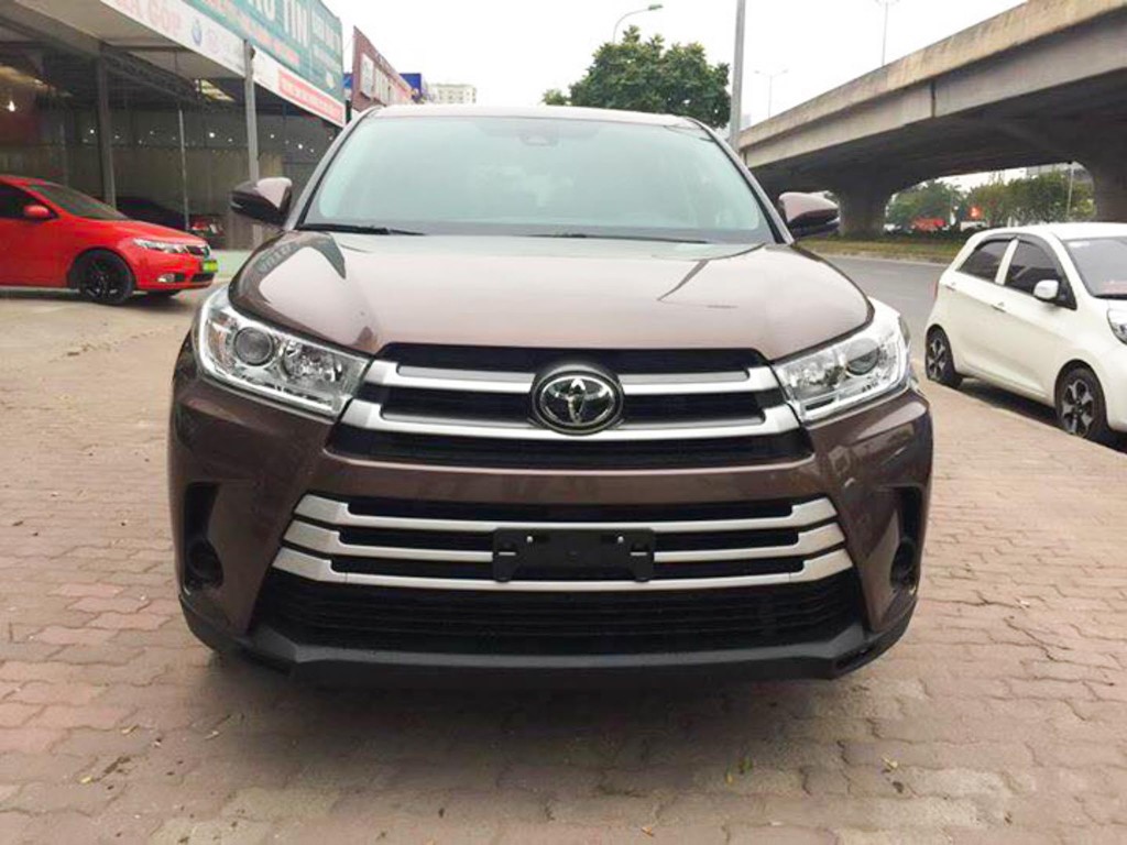 Toyota Highlander LE đời 2018 xuất hiện tại Hà Nội với giá gần 2,7 tỷ đồng ảnh 2