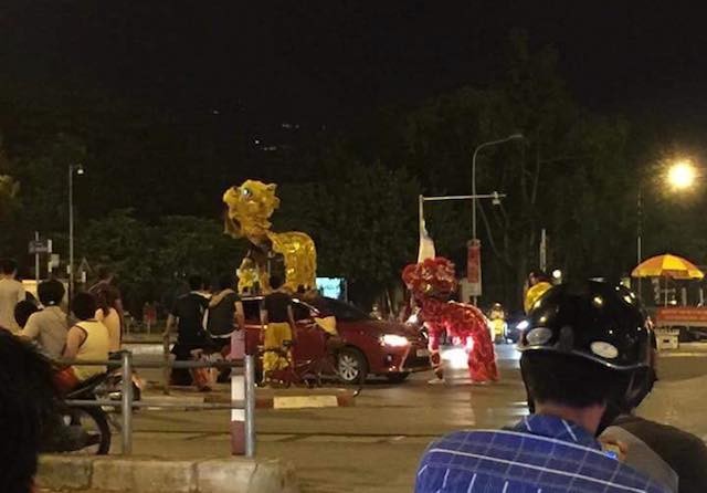 Tài xế ôtô ở Hà Nội phàn nàn tình trạng múa lân xin tiền giữa đường ảnh 2