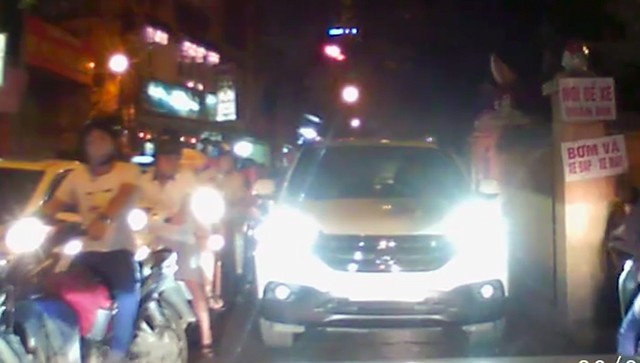 Honda CR-V bị ép đi lùi hàng mét vì lấn làn trên phố Hà Nội ảnh 1
