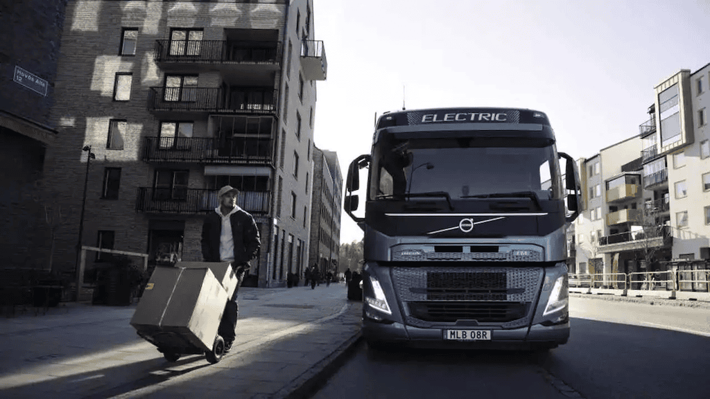 Volvo bắt đầu bán xe tải hạng nặng thuần điện, tham vọng thay đổi ngành vận tải đường bộ ảnh 2