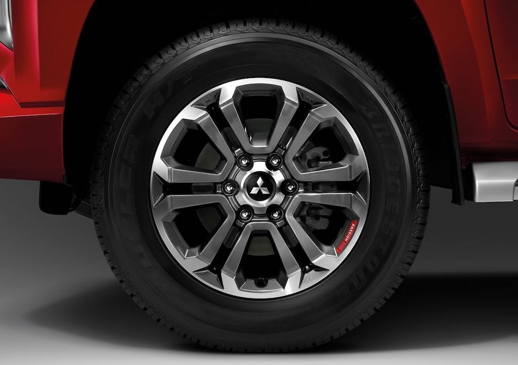Tiếp nối Xpander, tới lượt bán tải Mitsubishi Triton có bản kỷ niệm “đỏ chói” Passion Red Edition ảnh 3