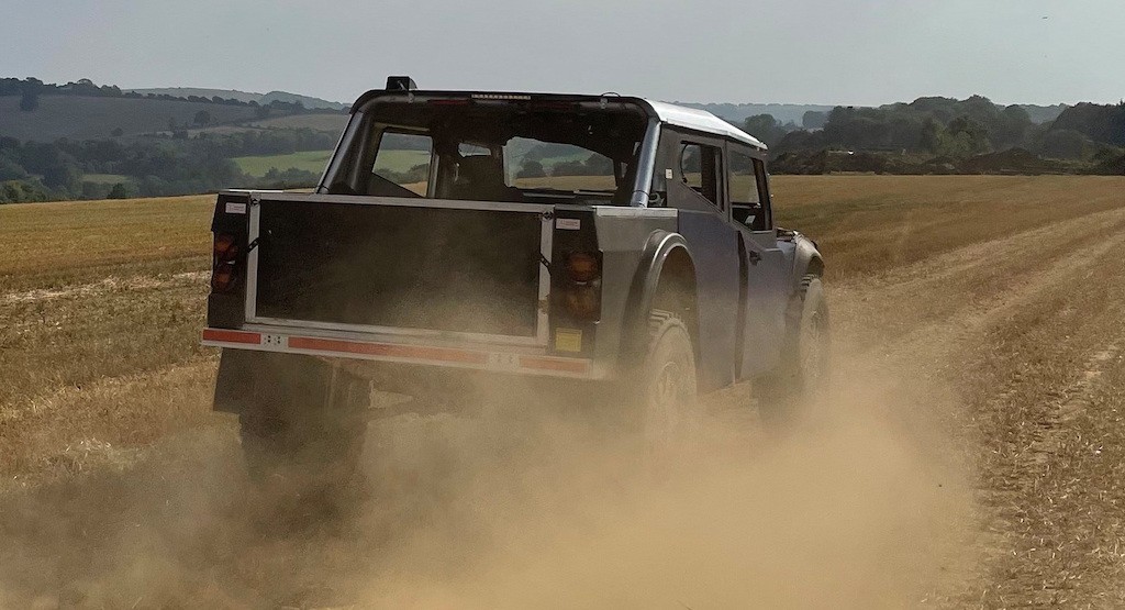 Nước Anh lại có xe địa hình cực “dị” Fering Pioneer: dáng “ngầu” như Hummer, lốp xe tải, vỏ bằng... vải bạt ảnh 3