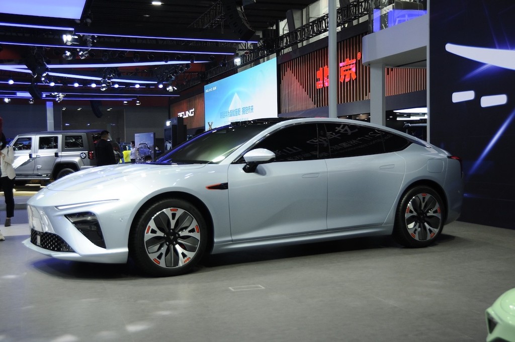 Sedan Trung Quốc Nezha S cạnh tranh với Tesla, phạm vi hoạt động dự kiến 700km ảnh 8