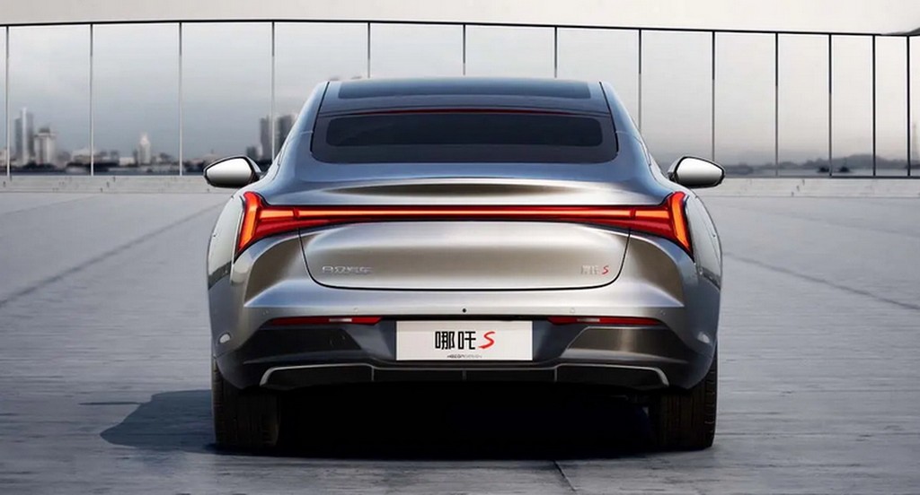 Sedan Trung Quốc Nezha S cạnh tranh với Tesla, phạm vi hoạt động dự kiến 700km ảnh 3