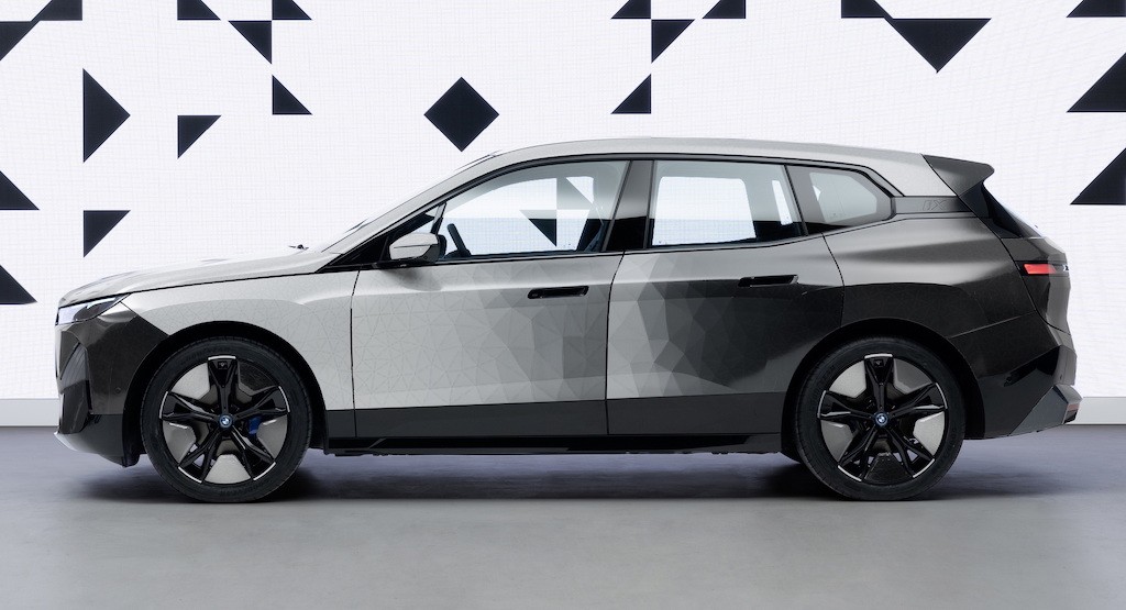 Ngỡ ngàng với SUV điện BMW iX Flow có khả năng “đổi trắng thay đen” chỉ bằng một nút bấm ảnh 4