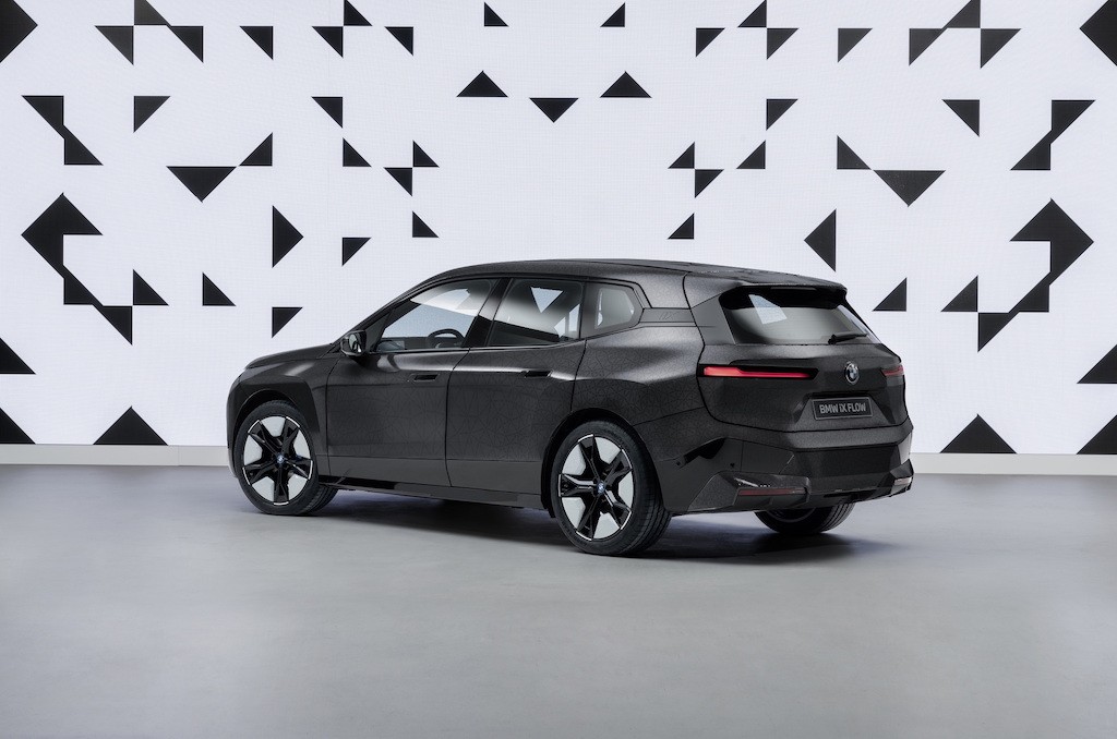 Ngỡ ngàng với SUV điện BMW iX Flow có khả năng “đổi trắng thay đen” chỉ bằng một nút bấm ảnh 5