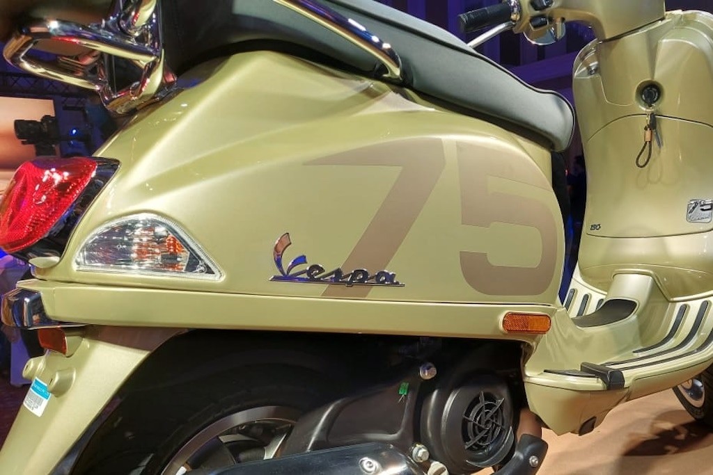 Sau 15 năm Vespa LX lại được lôi ra để làm bản kỷ niệm 75 năm đặc biệt như “đàn em” Primavera ảnh 5