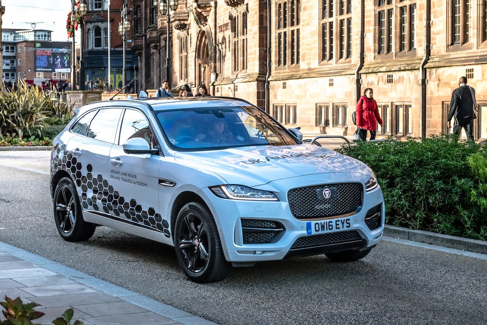 Xem xe tự lái Jaguar và Land Rover “xuống phố” tại Anh ảnh 3
