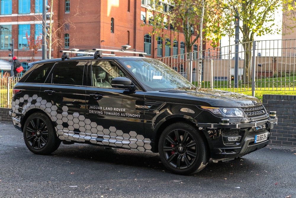 Xem xe tự lái Jaguar và Land Rover “xuống phố” tại Anh ảnh 1