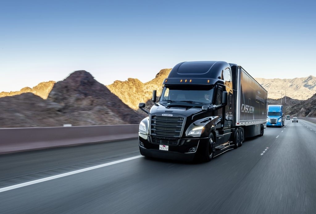 Xuất hiện xe tải đầu kéo Mỹ Freightliner có khả năng tự lái cấp độ 2 ảnh 1