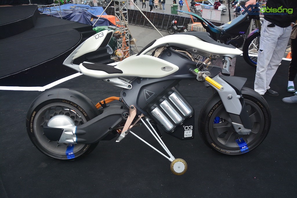 Nhìn ngỡ robot tới từ tương lai xâm chiếm phố đi bộ ở Hà Nội, hoá ra là mô tô ý tưởng của Yamaha! ảnh 2