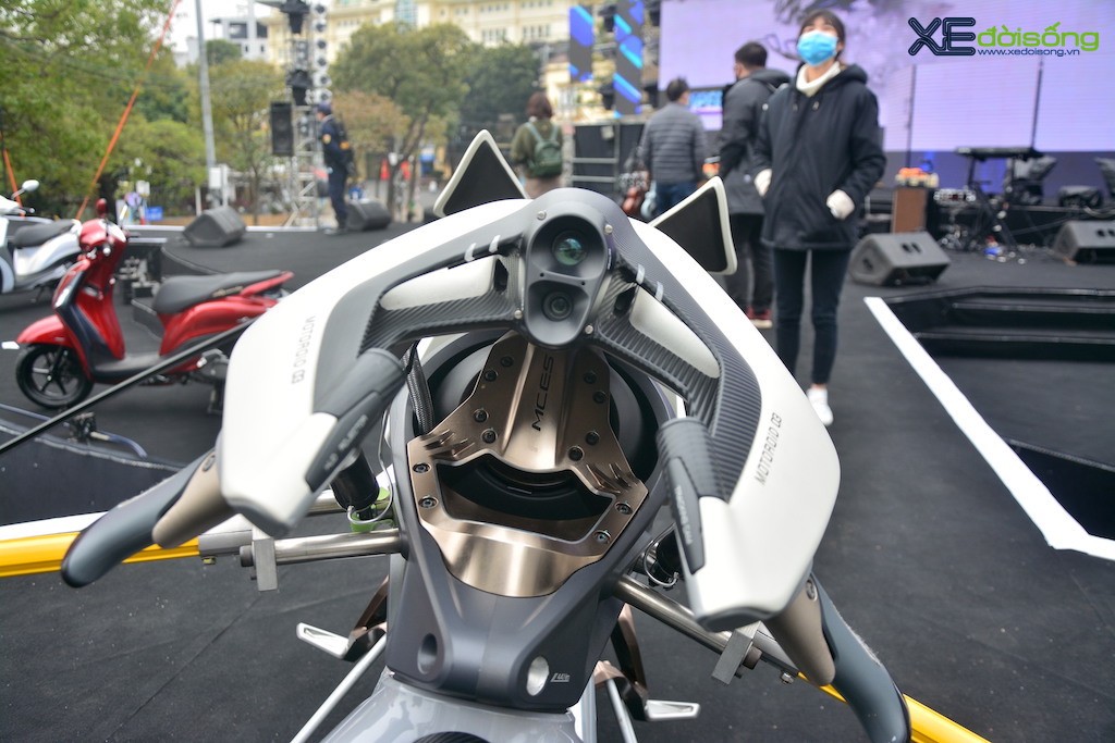 Nhìn ngỡ robot tới từ tương lai xâm chiếm phố đi bộ ở Hà Nội, hoá ra là mô tô ý tưởng của Yamaha! ảnh 7