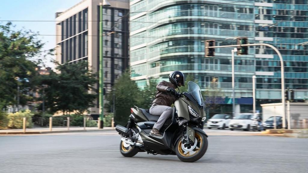Trong khi Honda “thay máu” cho toàn bộ các mẫu xe ga maxi scooter cho năm 2021, Yamaha làm gì với Xmax? ảnh 4