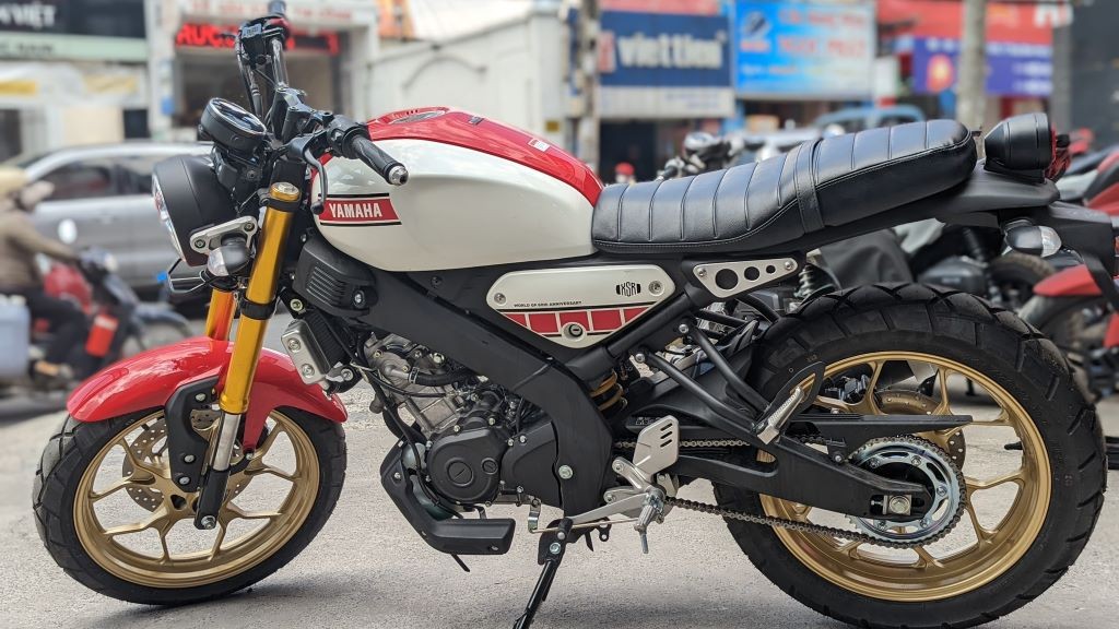 Chưa kịp bán chính hãng, Yamaha XSR 155 bản kỷ niệm World GP 60th đã về Việt Nam ảnh 1
