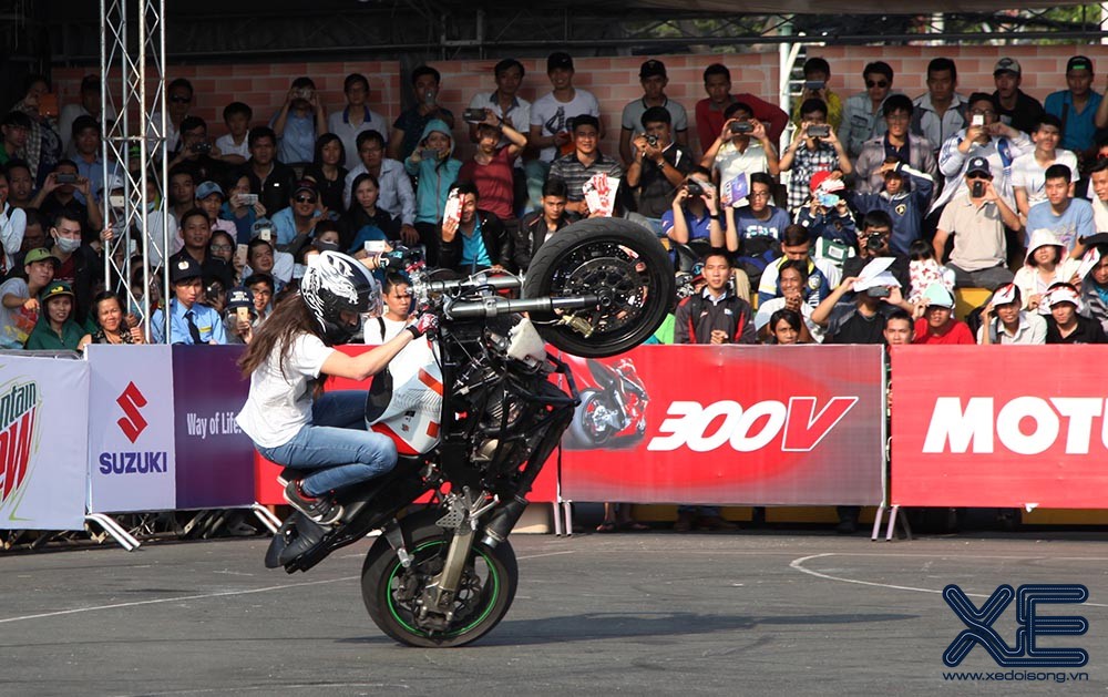 Mừng Quốc tế Phụ nữ, nữ biker Pháp Sarah Lezito xuất chiêu ở Sài Gòn ảnh 3
