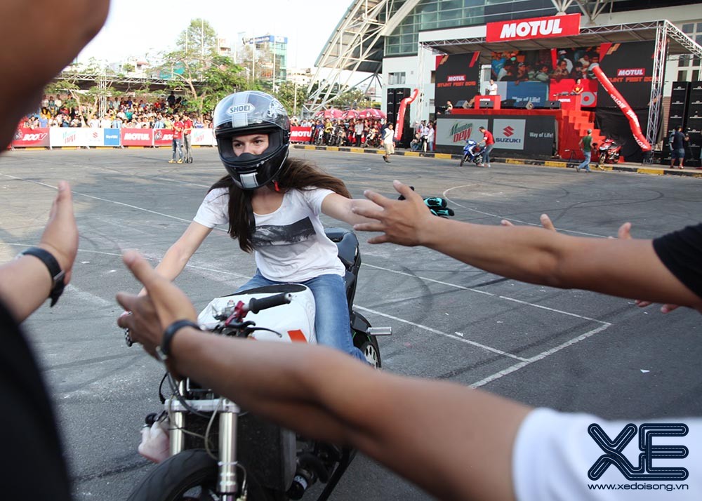 Mừng Quốc tế Phụ nữ, nữ biker Pháp Sarah Lezito xuất chiêu ở Sài Gòn ảnh 4